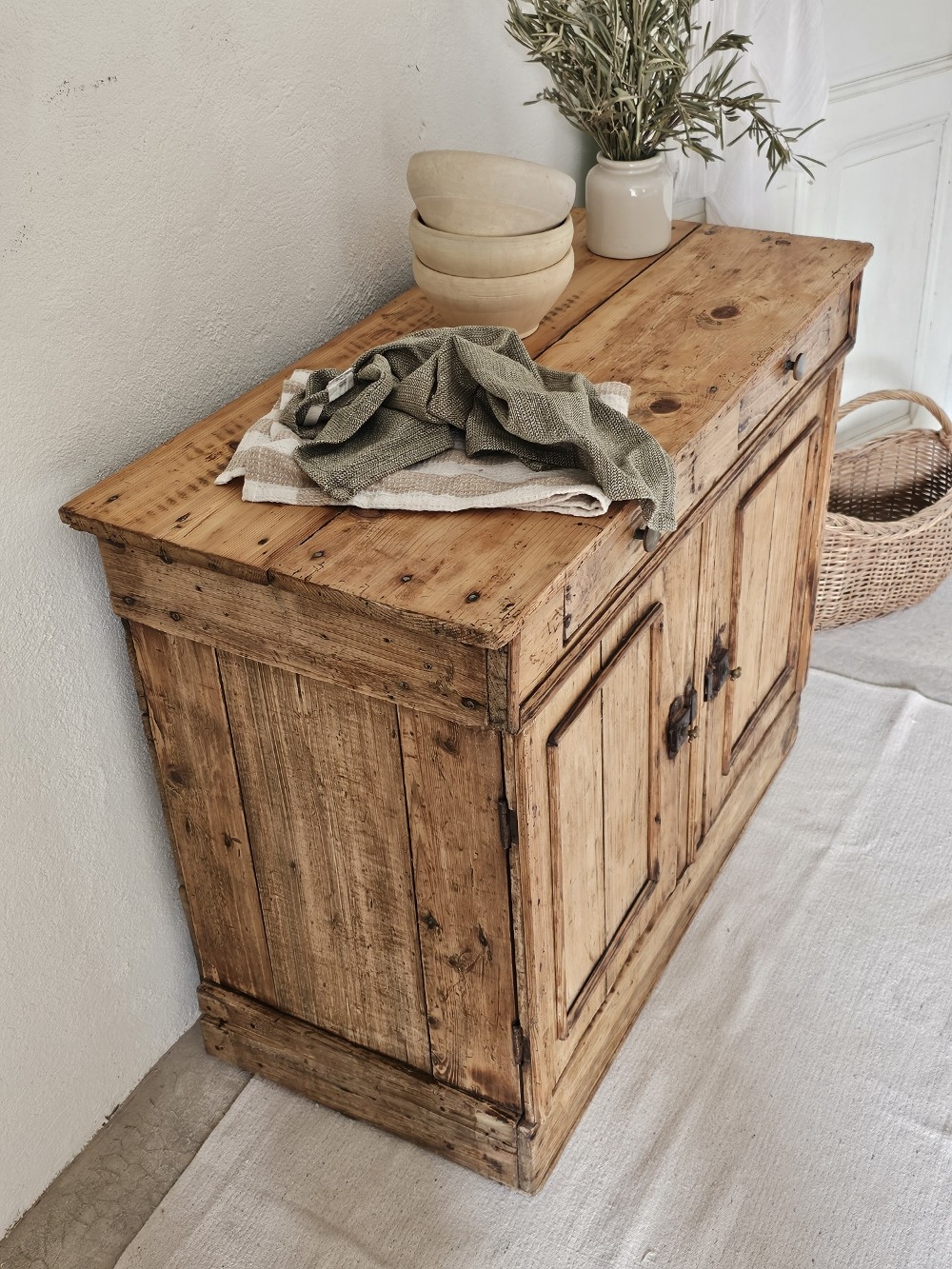 Meuble patiné Petit Buffet Bas Rustique en Bois Br20260426_094817
