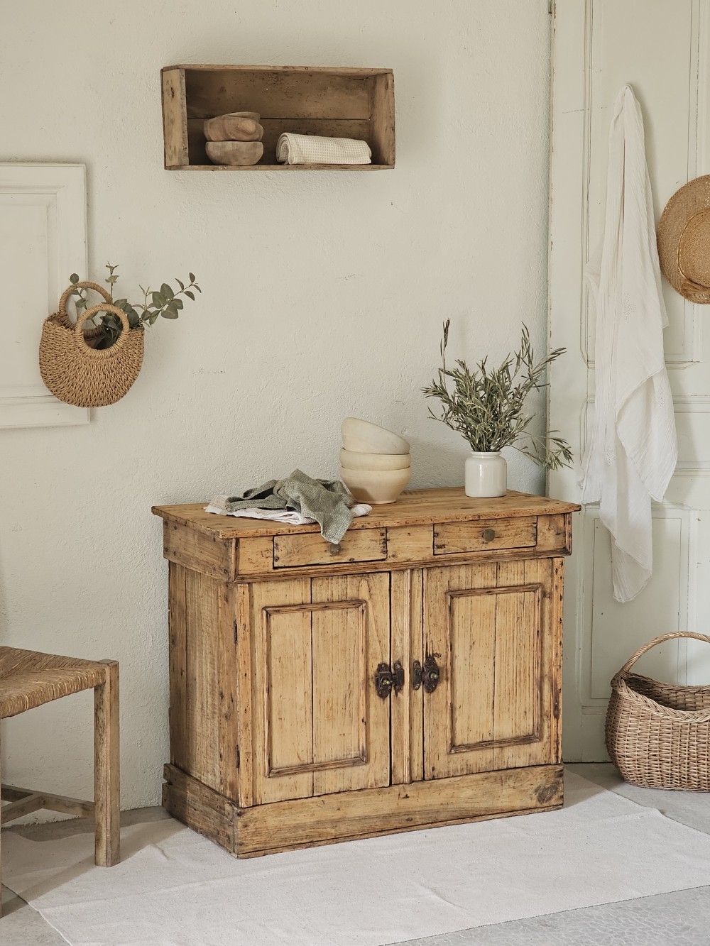 Meuble patiné Petit Buffet Bas Rustique en Bois Br20260426_095139