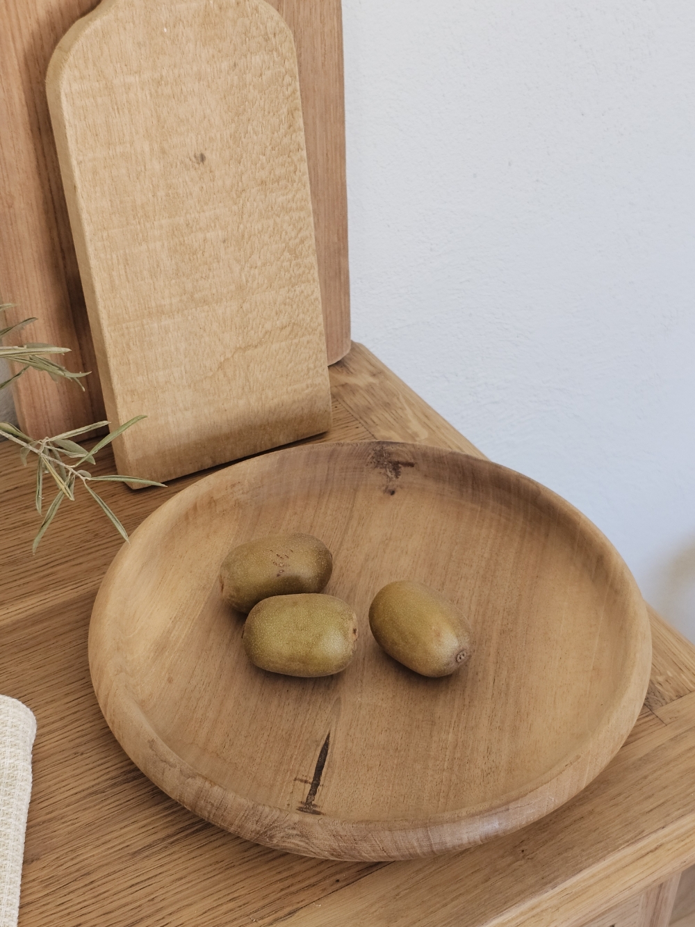 Grand plat creux en bois brut tourné – Ø 31 cm 20260425_132806