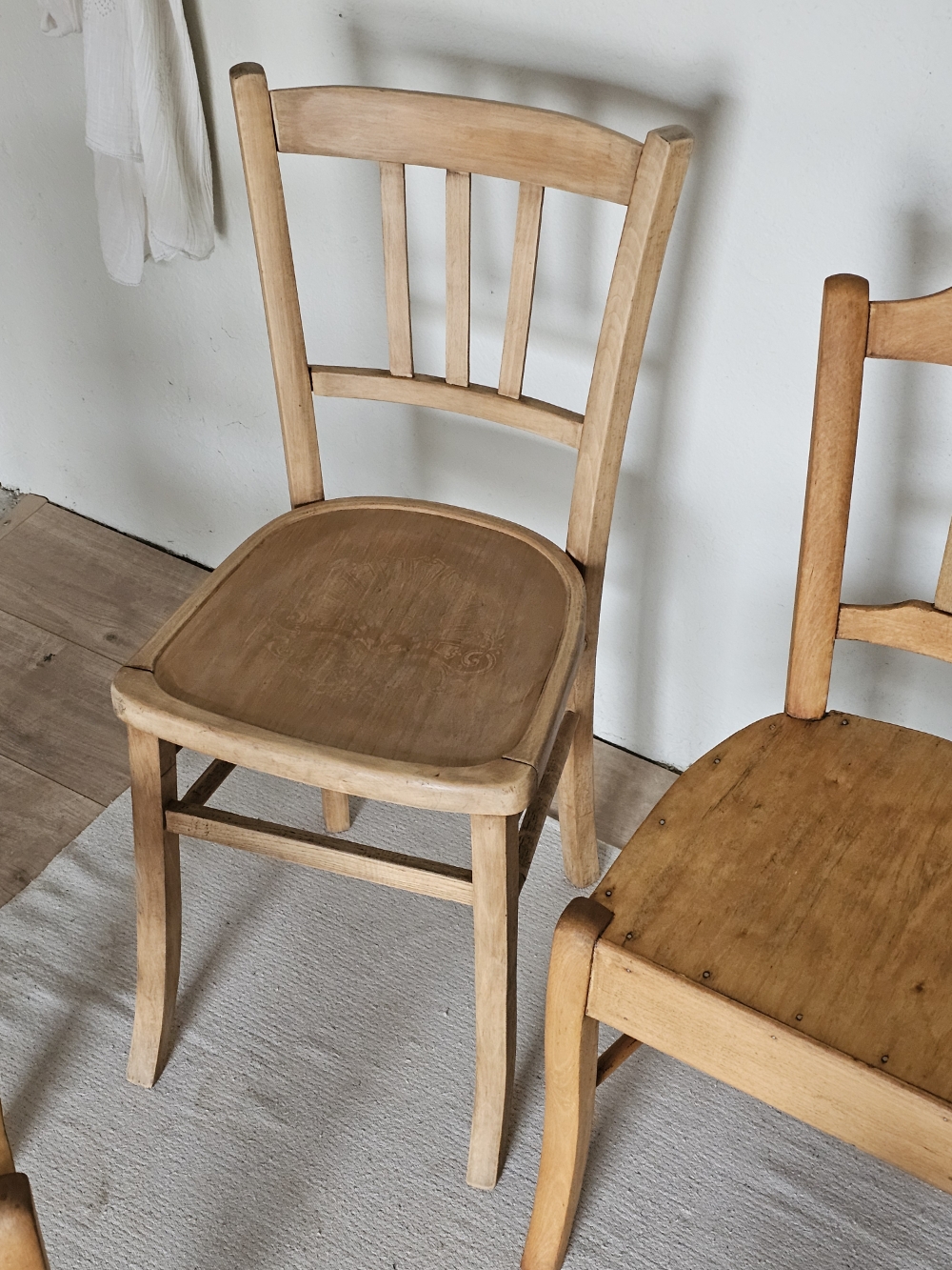 Ensemble de 4 Chaises de Bistrot Vintage – Bois Clair Restauré20260504_111535