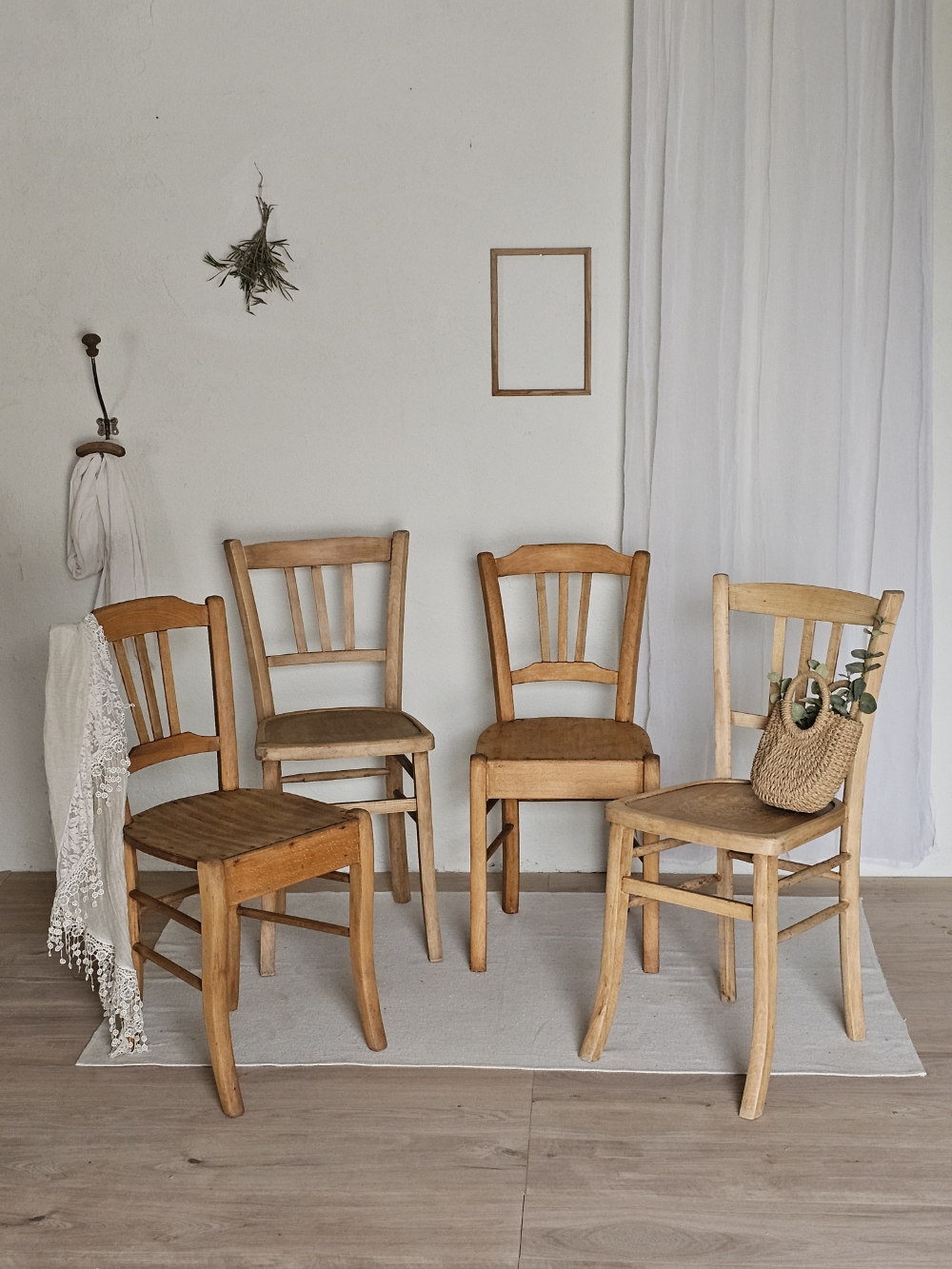 Ensemble de 4 Chaises de Bistrot Vintage – Bois Clair Restauré20260504_111735