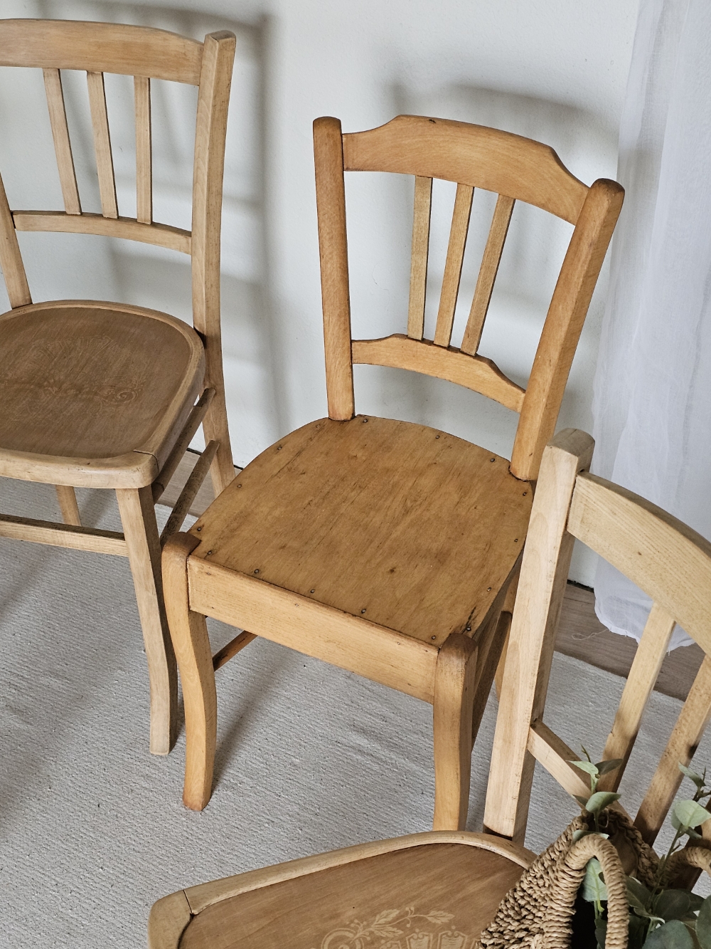 Ensemble de 4 Chaises de Bistrot Vintage – Bois Clair Restauré20260504_111530