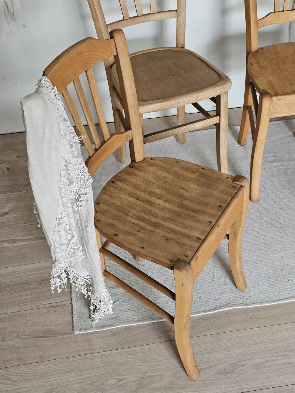 Ensemble de 4 Chaises de Bistrot Vintage – Bois Clair Restauré20260504_111545
