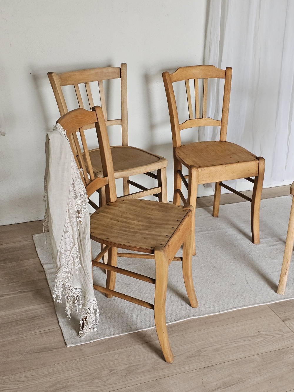 Ensemble de 4 Chaises de Bistrot Vintage – Bois Clair Restauré20260504_111505