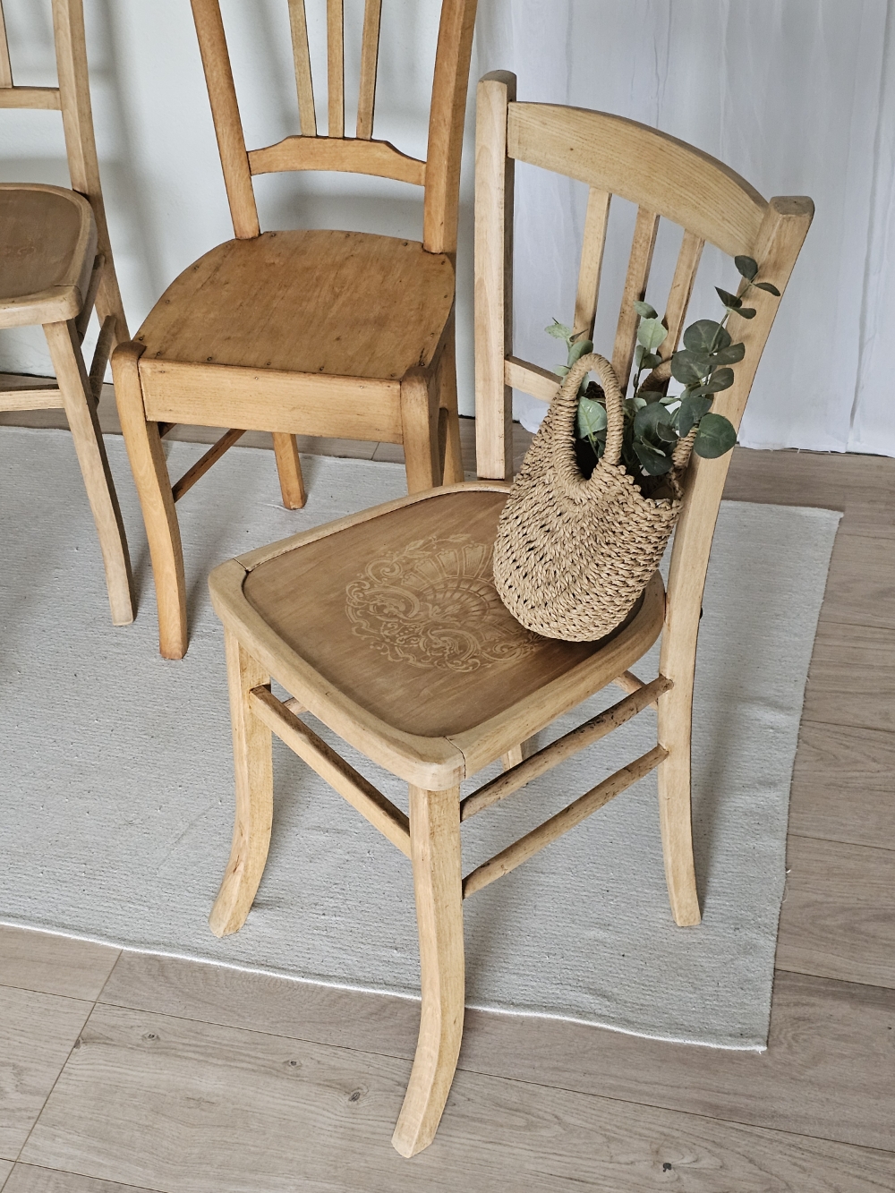 Ensemble de 4 Chaises de Bistrot Vintage – Bois Clair Restauré20260504_111524