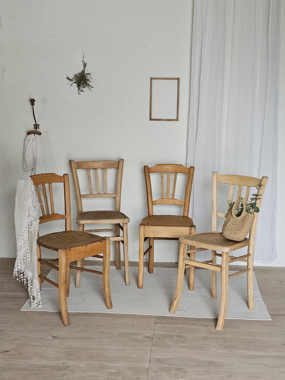 Ensemble de 4 Chaises de Bistrot Vintage – Bois Clair Restauré20260504_111649