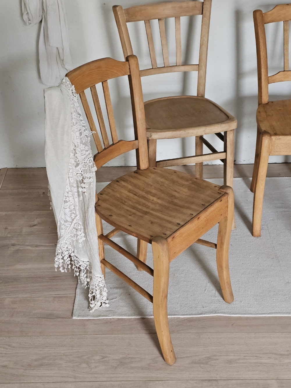 Ensemble de 4 Chaises de Bistrot Vintage – Bois Clair Restauré20260504_111012