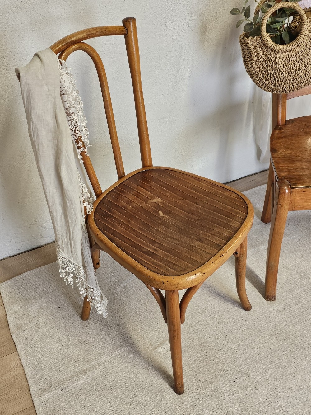 Chaise bistrot ancienne bois courbé patine miel décoration vintage.20260504_112400
