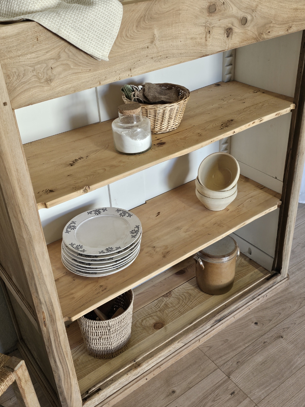Étagère ancienne en bois brut patiné20260521_171117