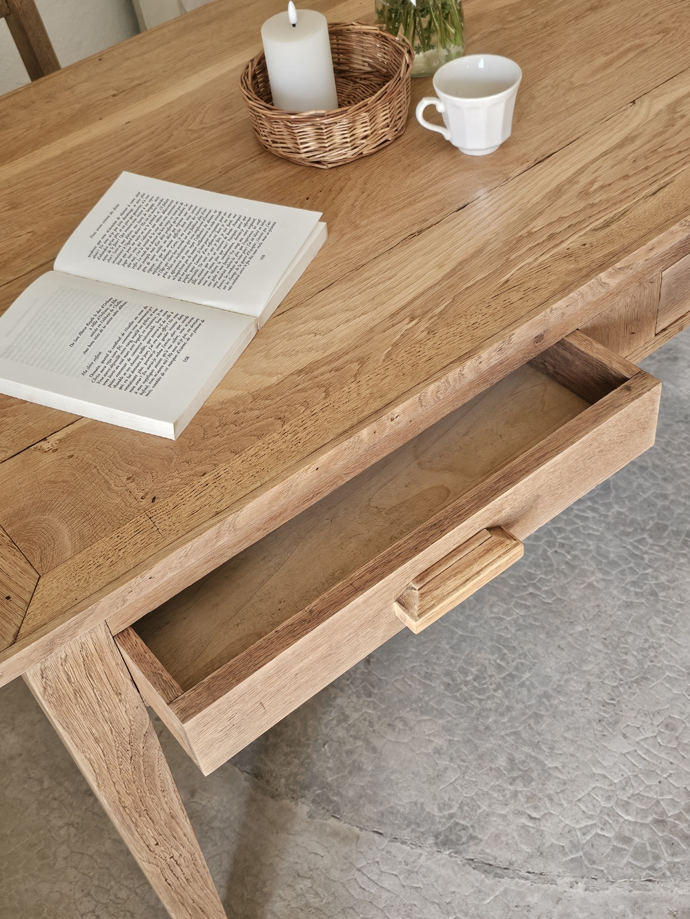 Table: bureau ancienne en chêne massif avec tiroirs 20260527_110437