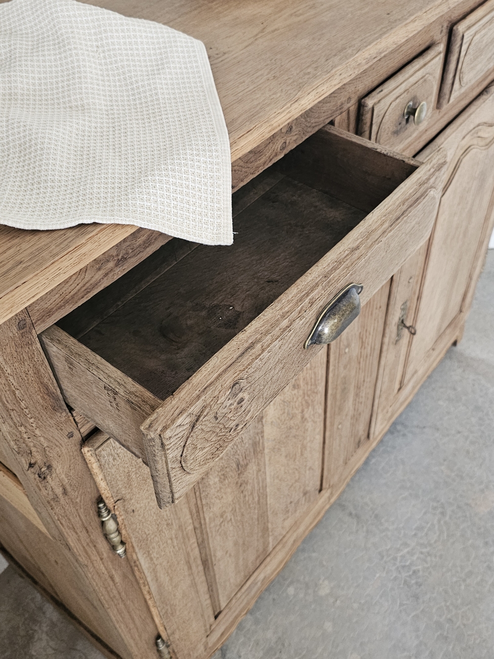 Grand Buffet de Campagne en Bois Brut Rénové20260529_144723
