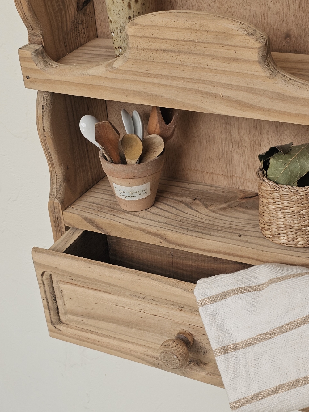 Étagère murale vintage en bois naturel avec tiroir - Style Brocante20260603_125000