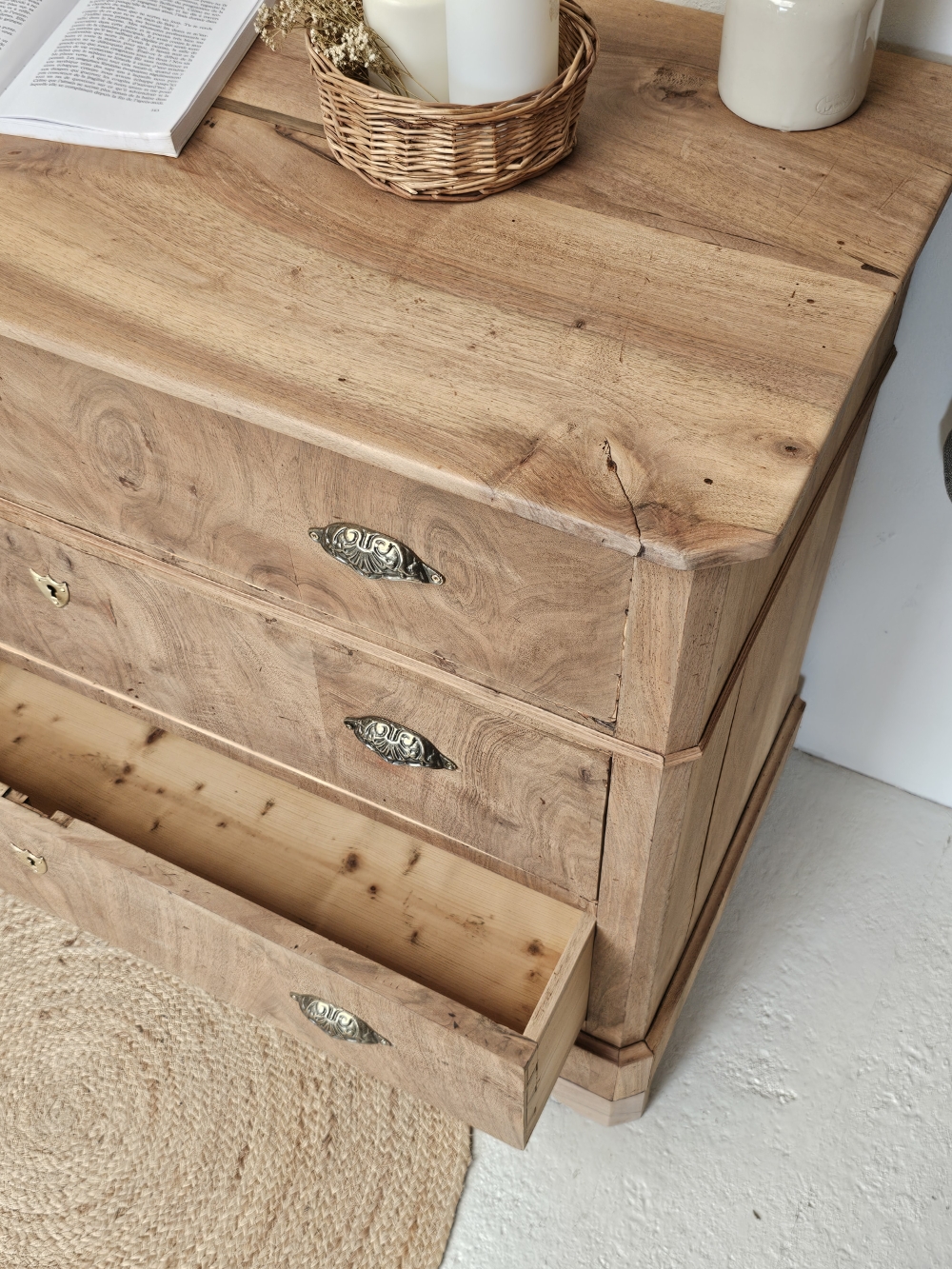 Commode vintage en noyer massif et placage ronce de noyer20260720_171513