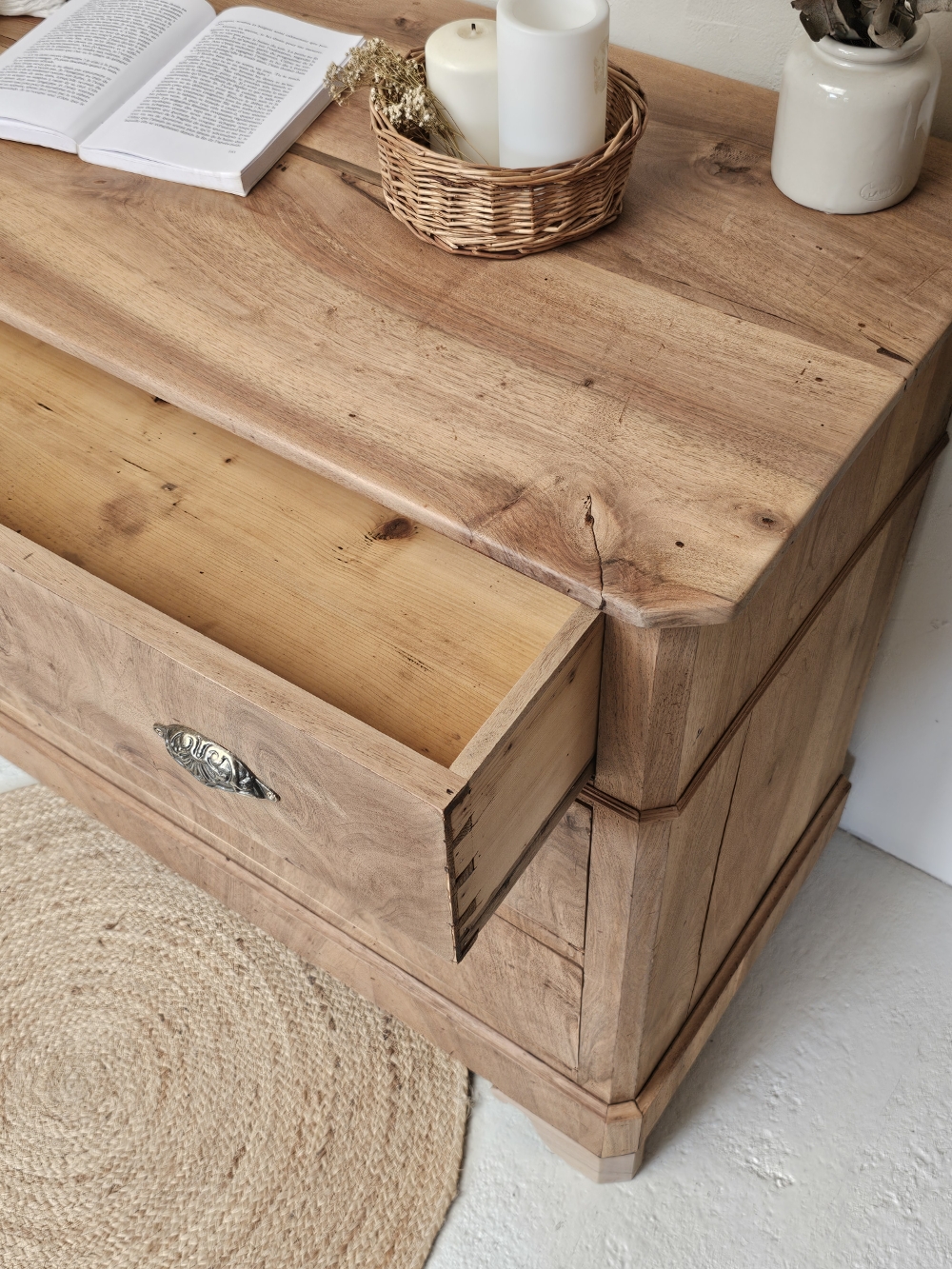 Commode vintage en noyer massif et placage ronce de noyer20260720_171536