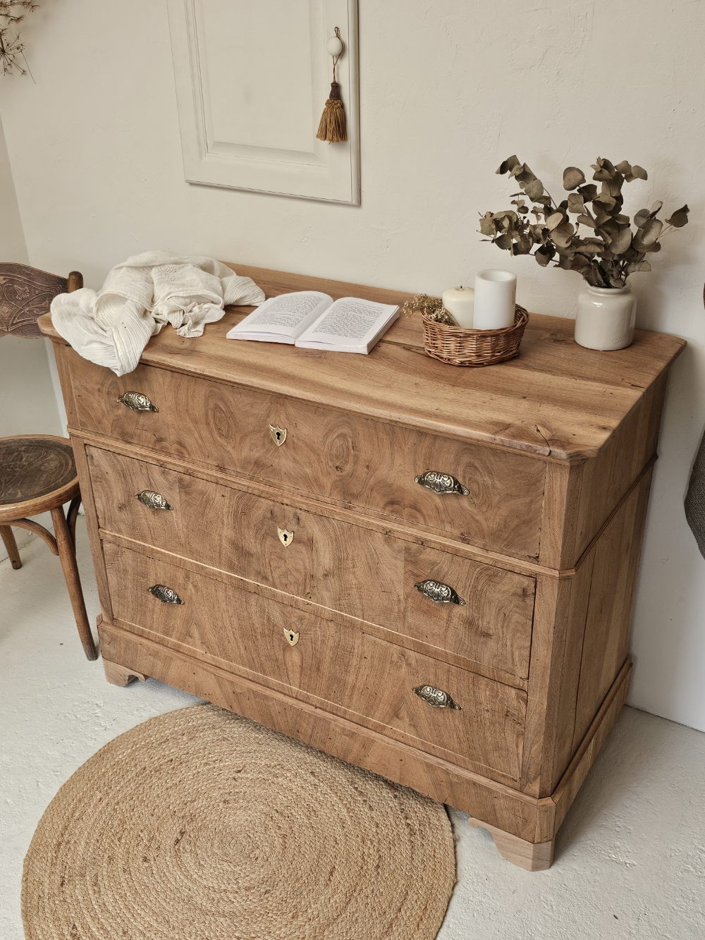 Commode vintage en noyer massif et placage ronce de noyer20260720_171454