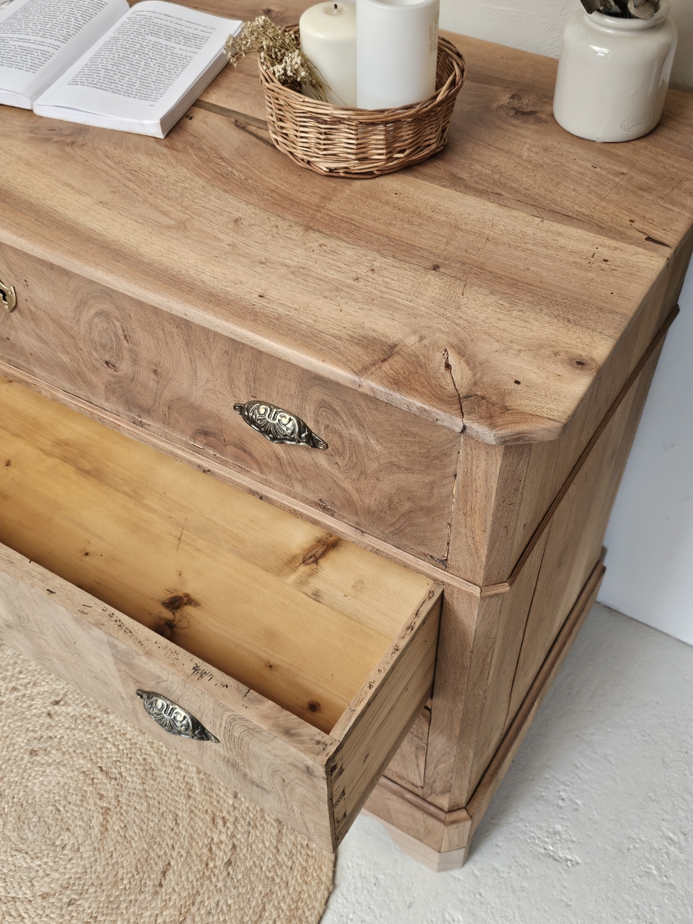Commode vintage en noyer massif et placage ronce de noyer20260720_171525