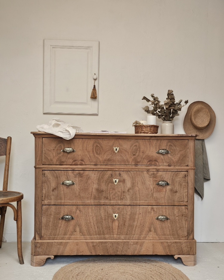 Commode vintage en noyer massif et placage ronce de noyer20260720_171413(1)