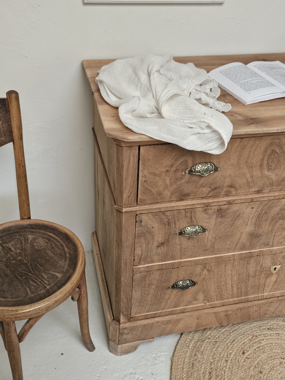 Commode vintage en noyer massif et placage ronce de noyer20260720_171502