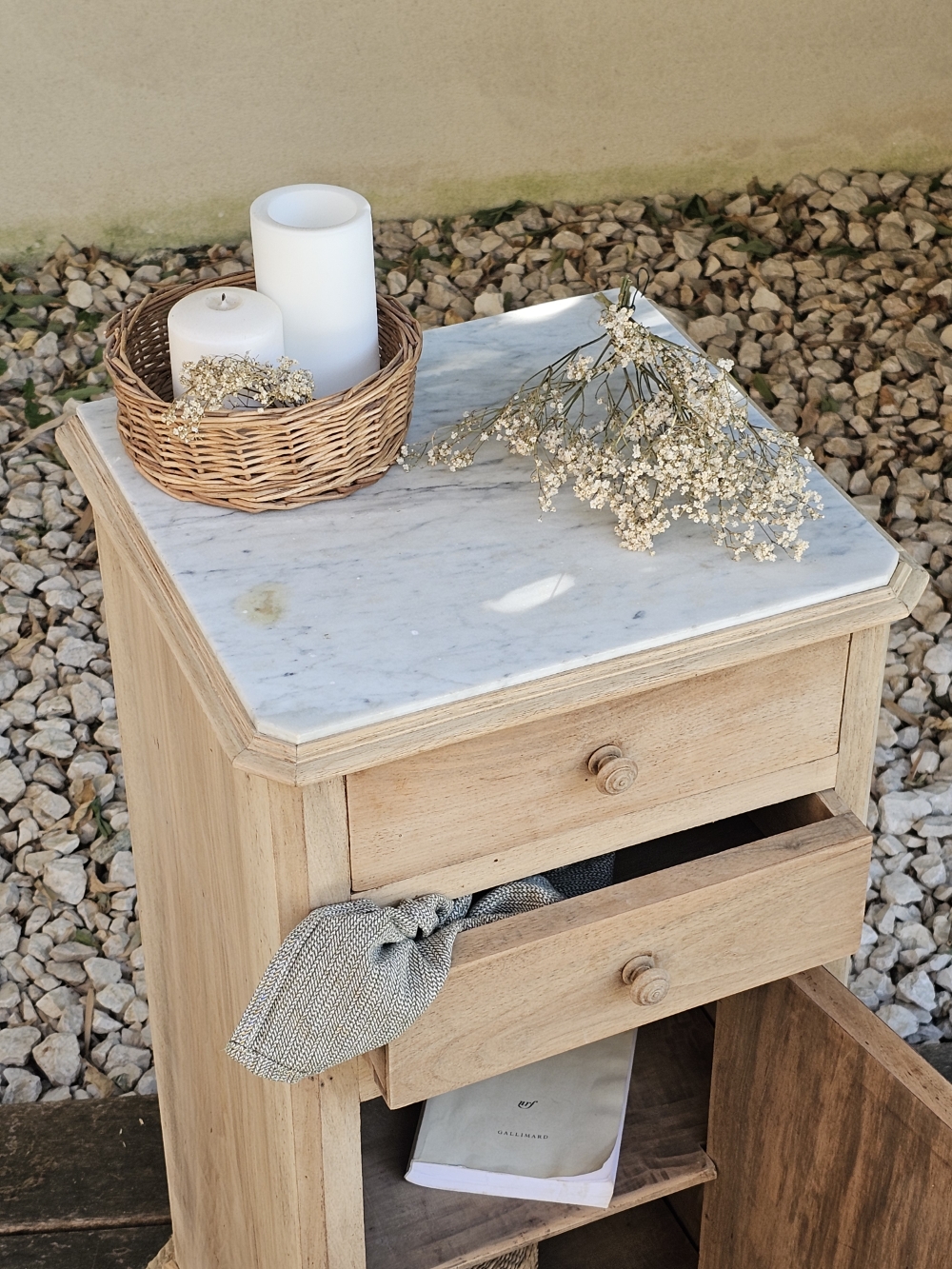 Chevet ancien en noyer et marbre blanc20260723_100938