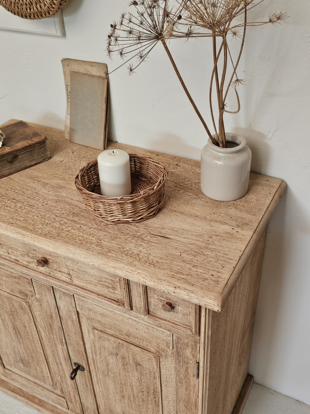 Petit meuble bas ancien en bois brut rénové20260729_154216