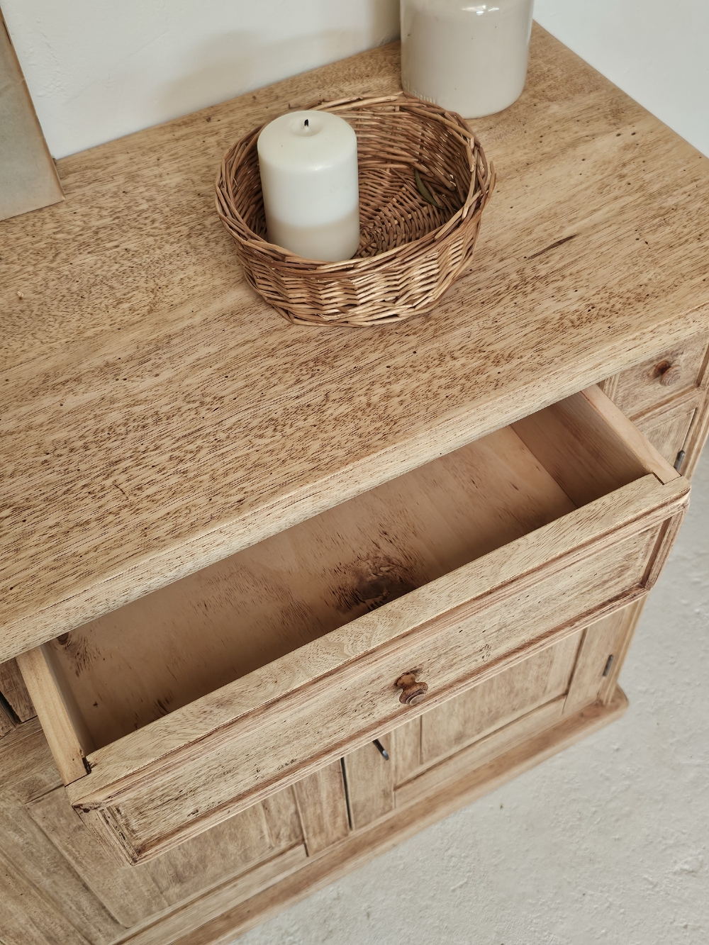 Petit meuble bas ancien en bois brut rénové20260729_153943