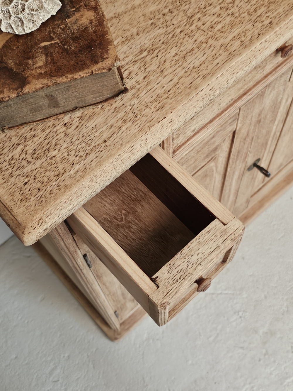 Petit meuble bas ancien en bois brut rénové20260729_154000