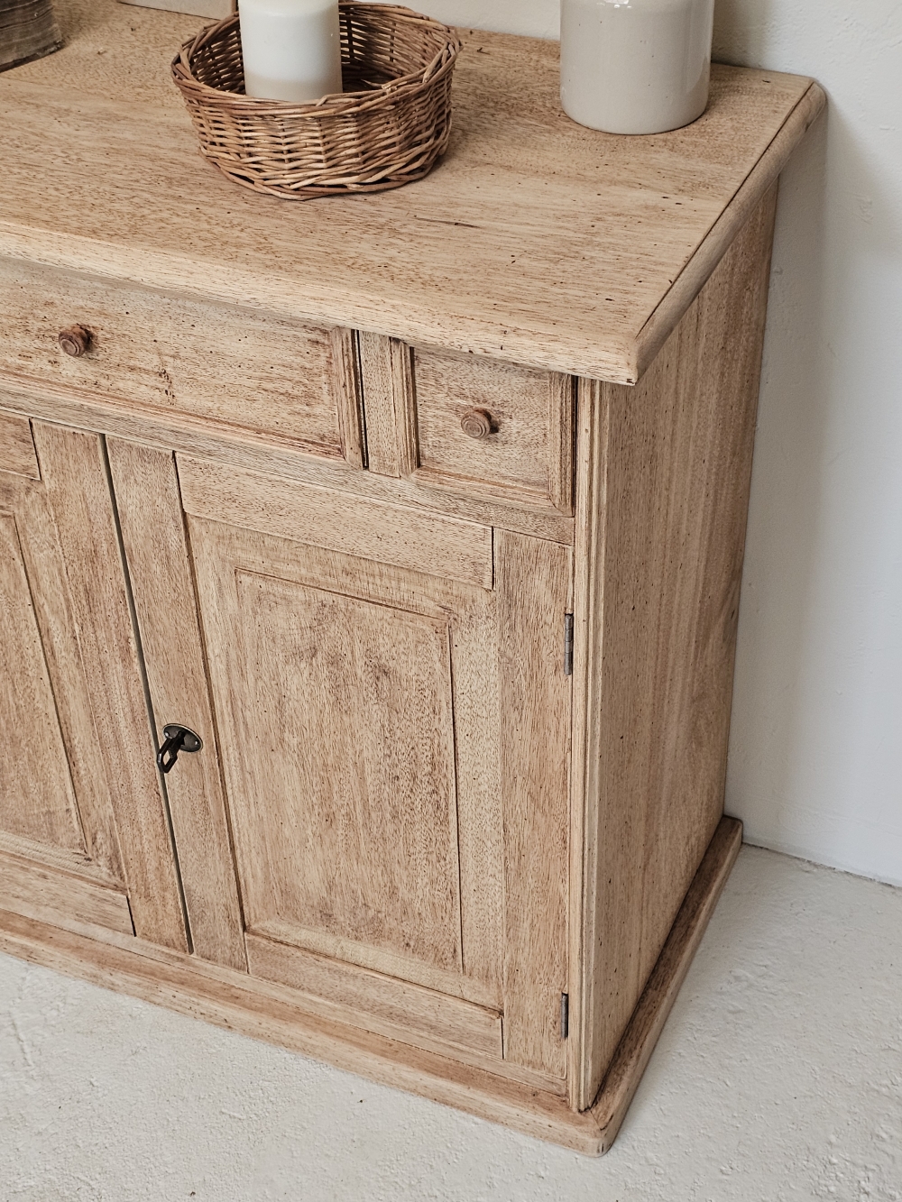 Petit meuble bas ancien en bois brut rénové20260729_154140