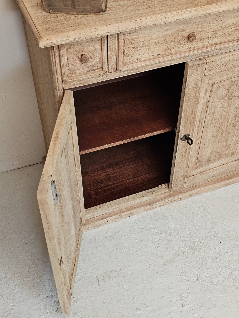 Petit meuble bas ancien en bois brut rénové20260729_153823