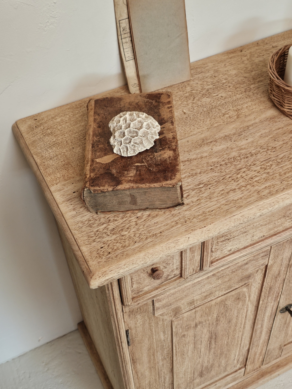 Petit meuble bas ancien en bois brut rénové20260729_154159