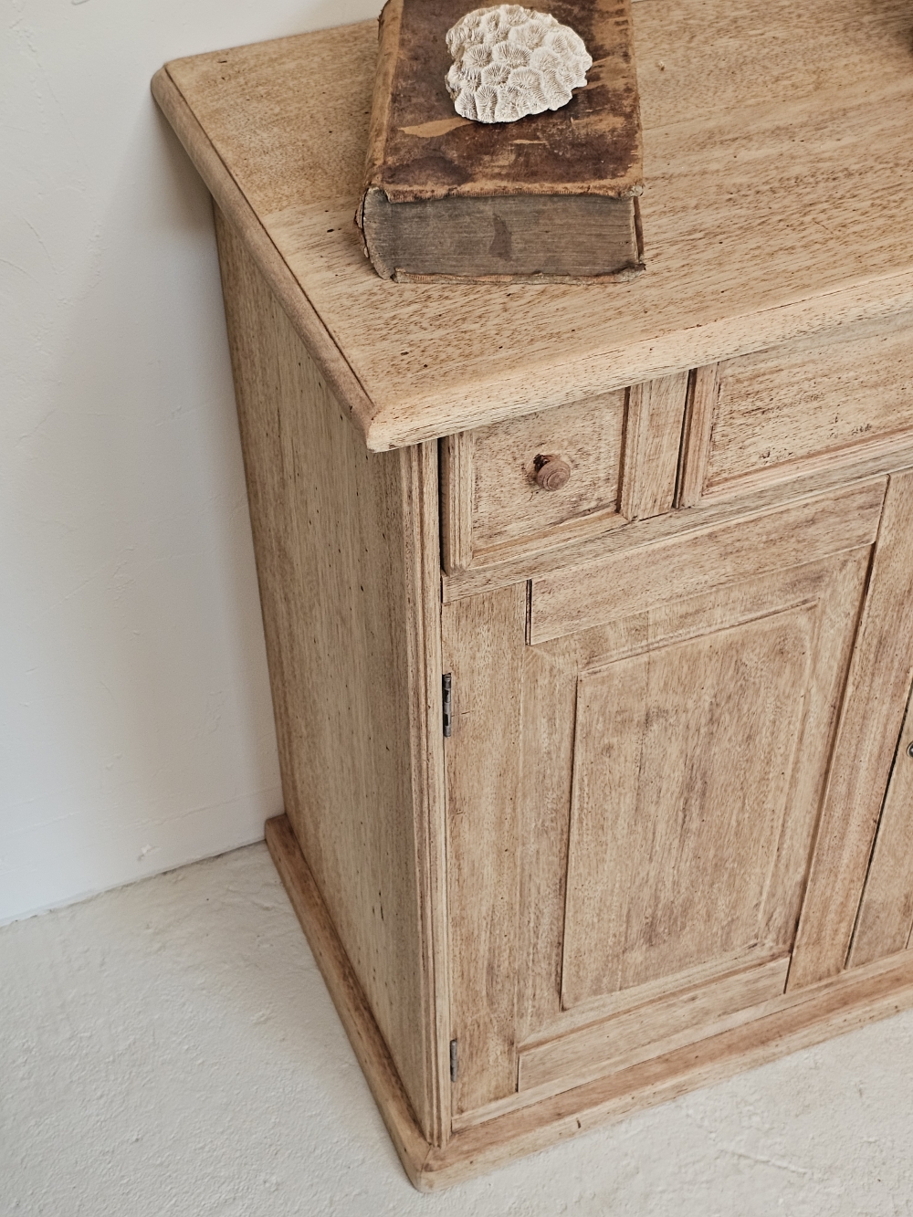 Petit meuble bas ancien en bois brut rénové20260729_154151