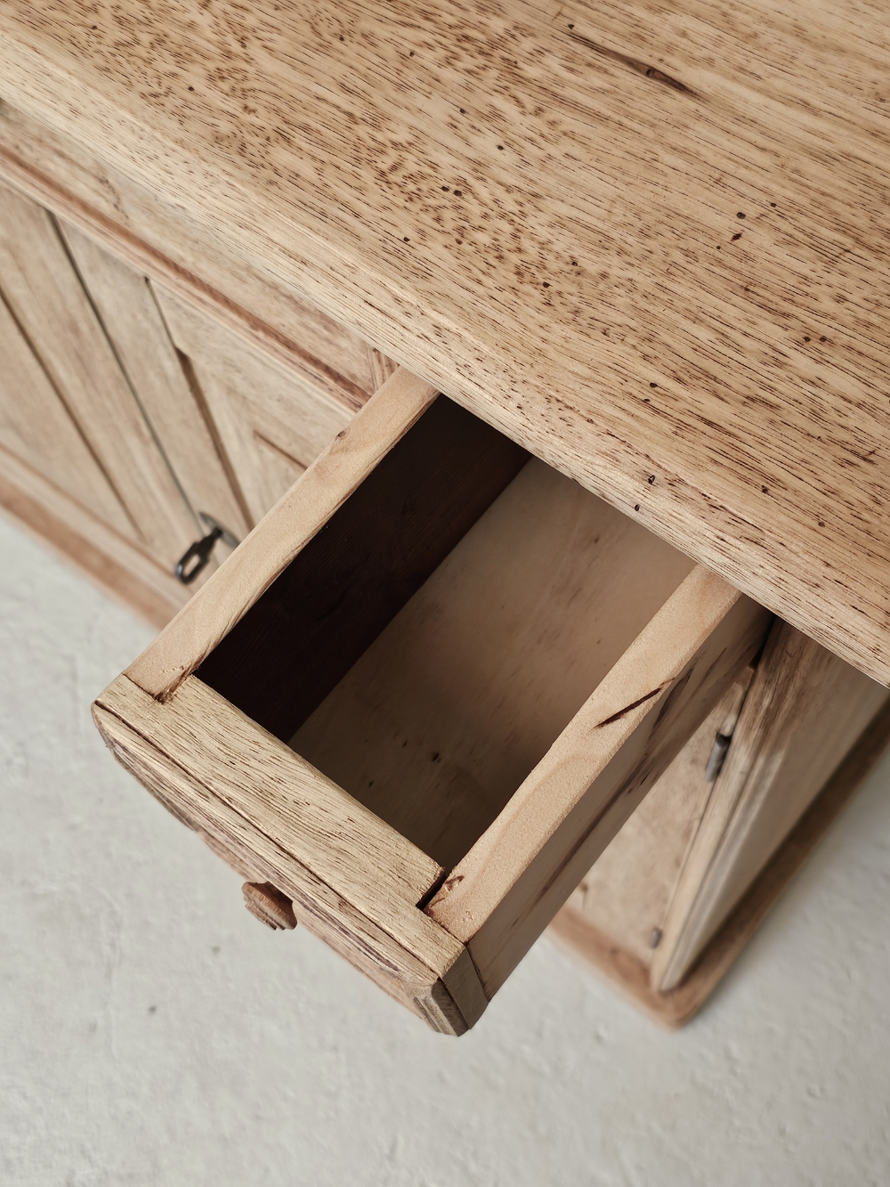 Petit meuble bas ancien en bois brut rénové20260729_154014