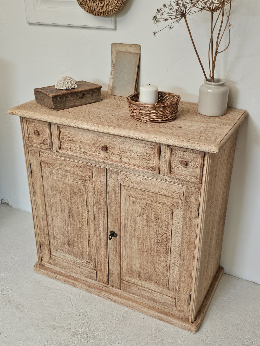 Petit meuble bas ancien en bois brut rénové20260729_154128