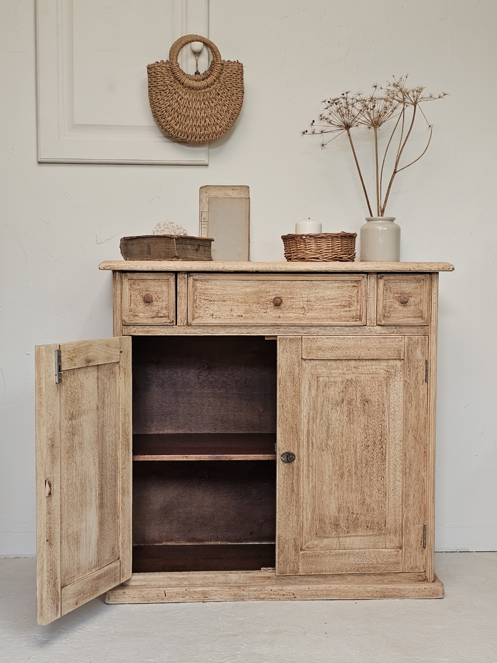 Petit meuble bas ancien en bois brut rénové20260729_153757
