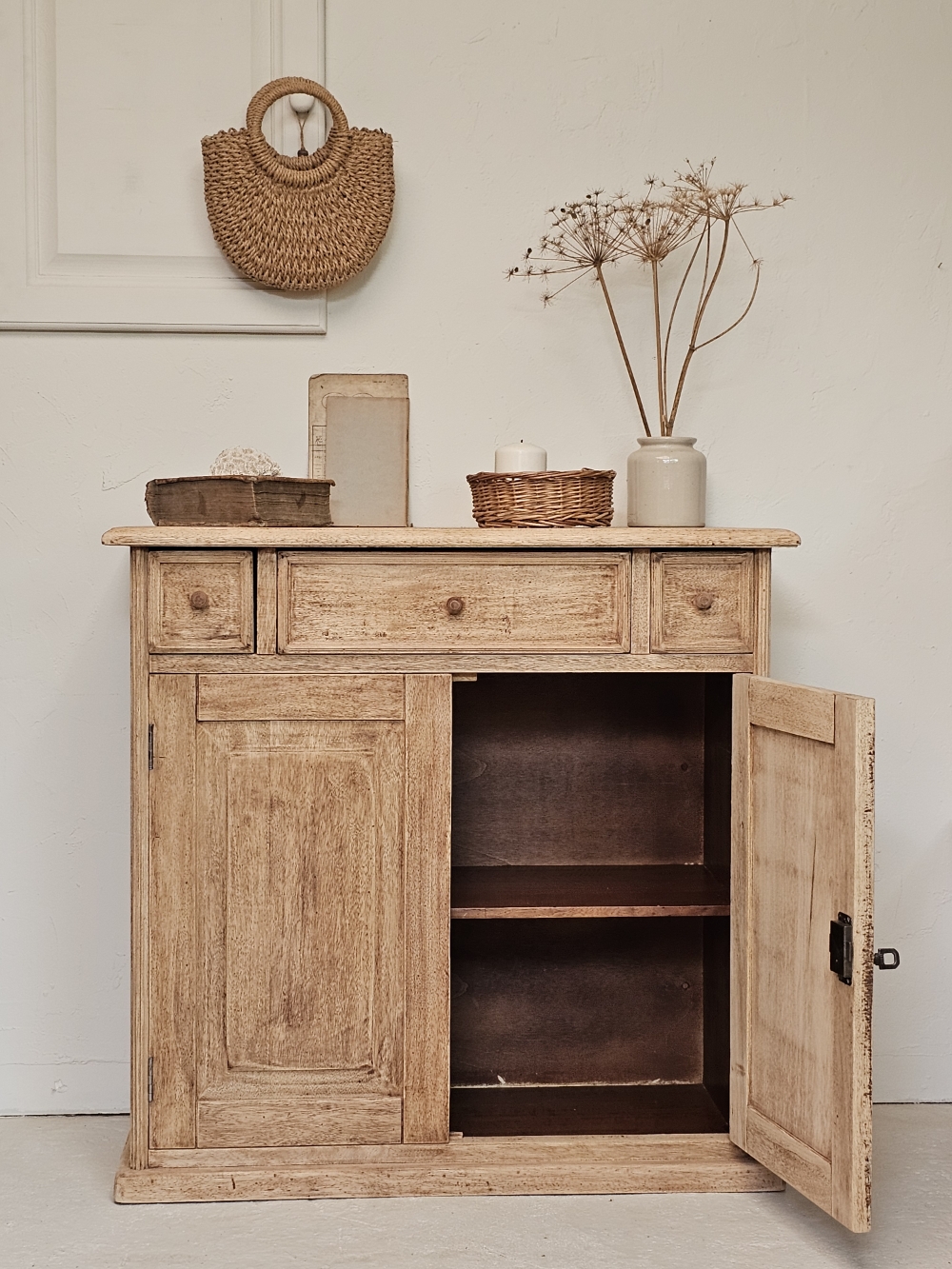 Petit meuble bas ancien en bois brut rénové20260729_153709