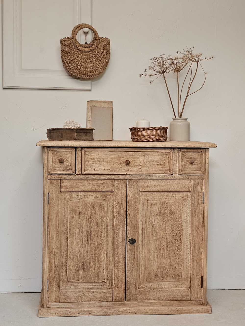 Petit meuble bas ancien en bois brut rénové20260729_153630
