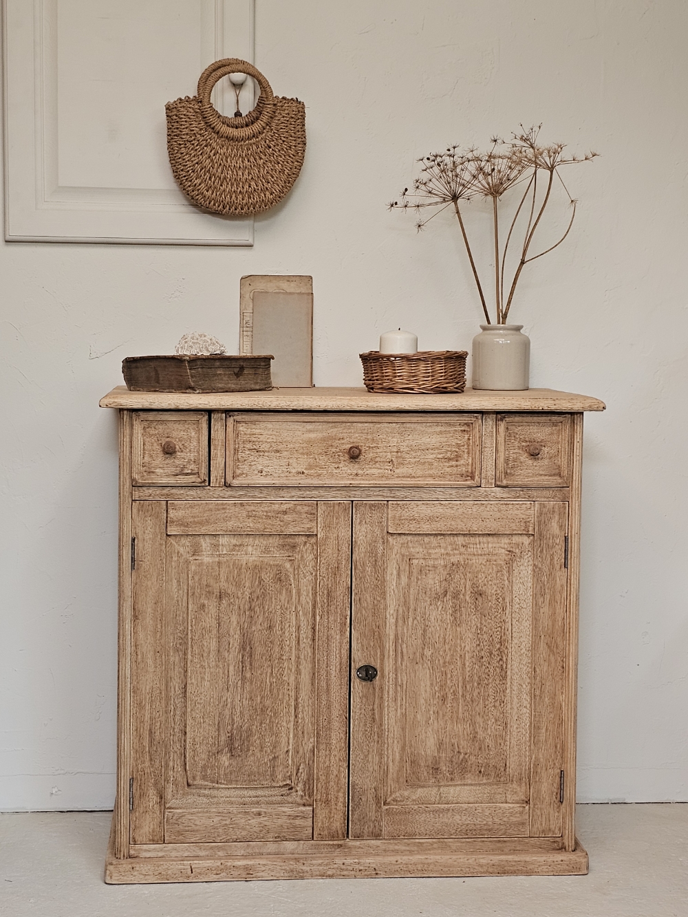Petit meuble bas ancien en bois brut rénové20260729_153539