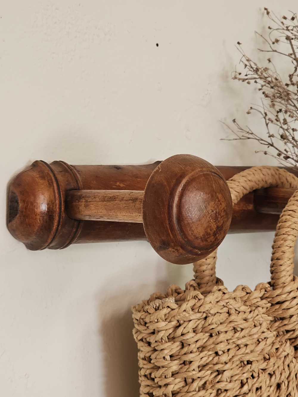 Porte-manteau mural vintage en bois tourné20260804_111305