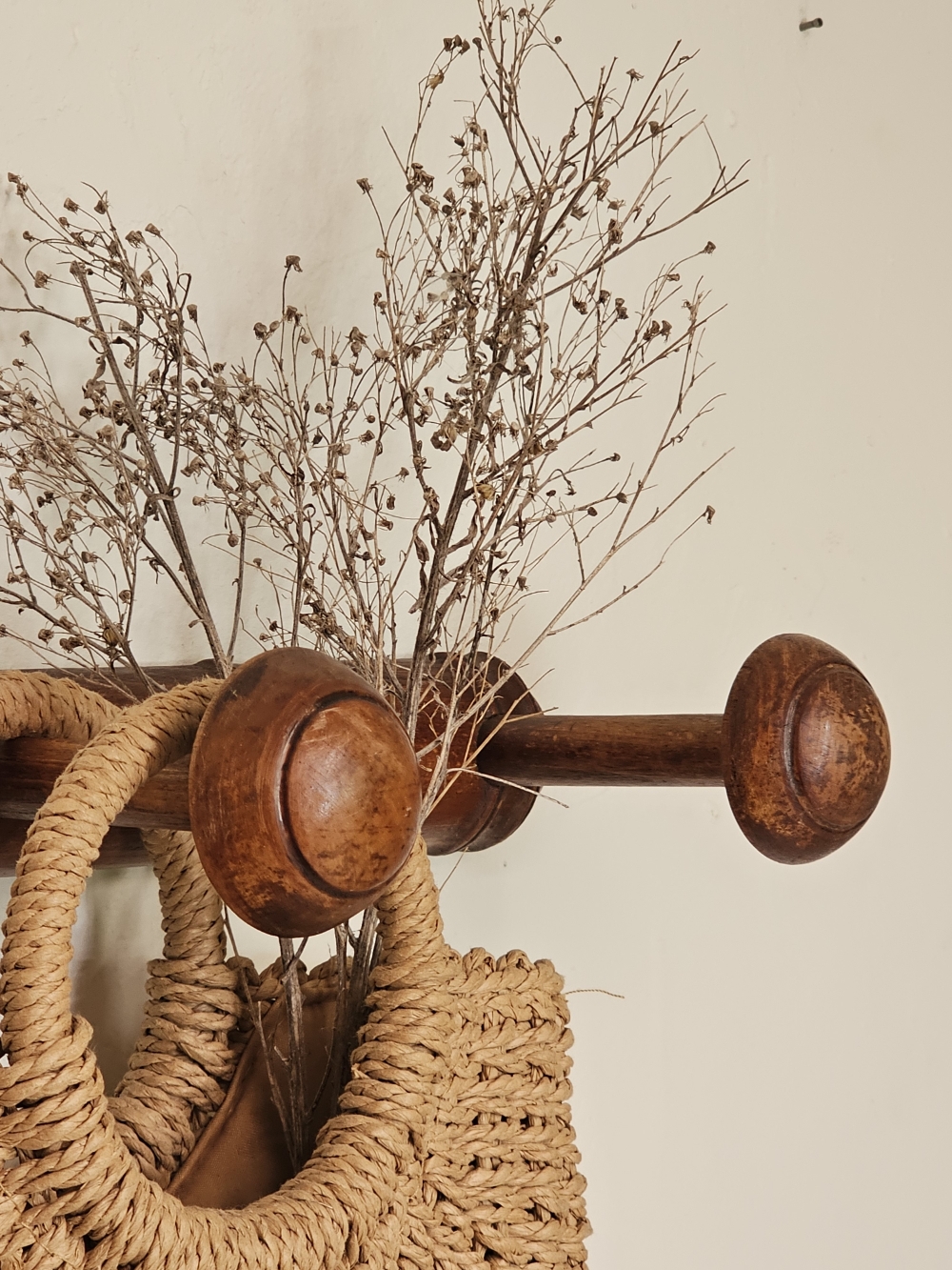 Porte-manteau mural vintage en bois tourné20260804_111310