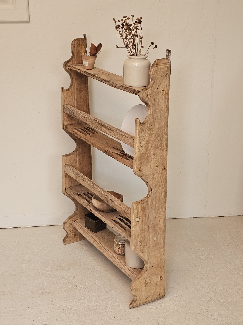 Étagère vaisselier ancienne en bois brut Art Populaire20260804_150832