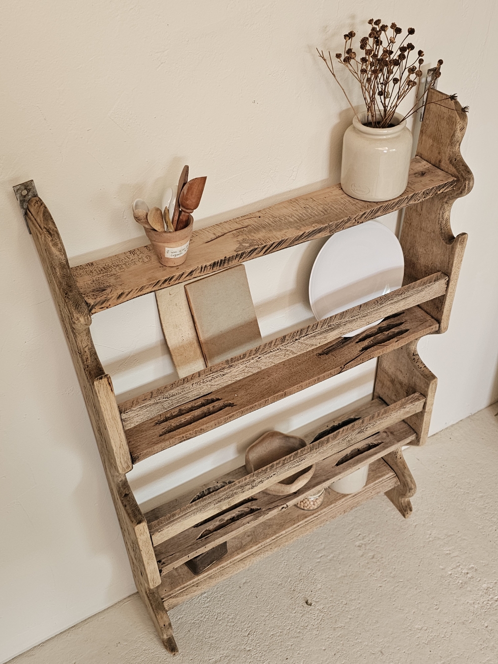 Étagère vaisselier ancienne en bois brut Art Populaire20260804_150638