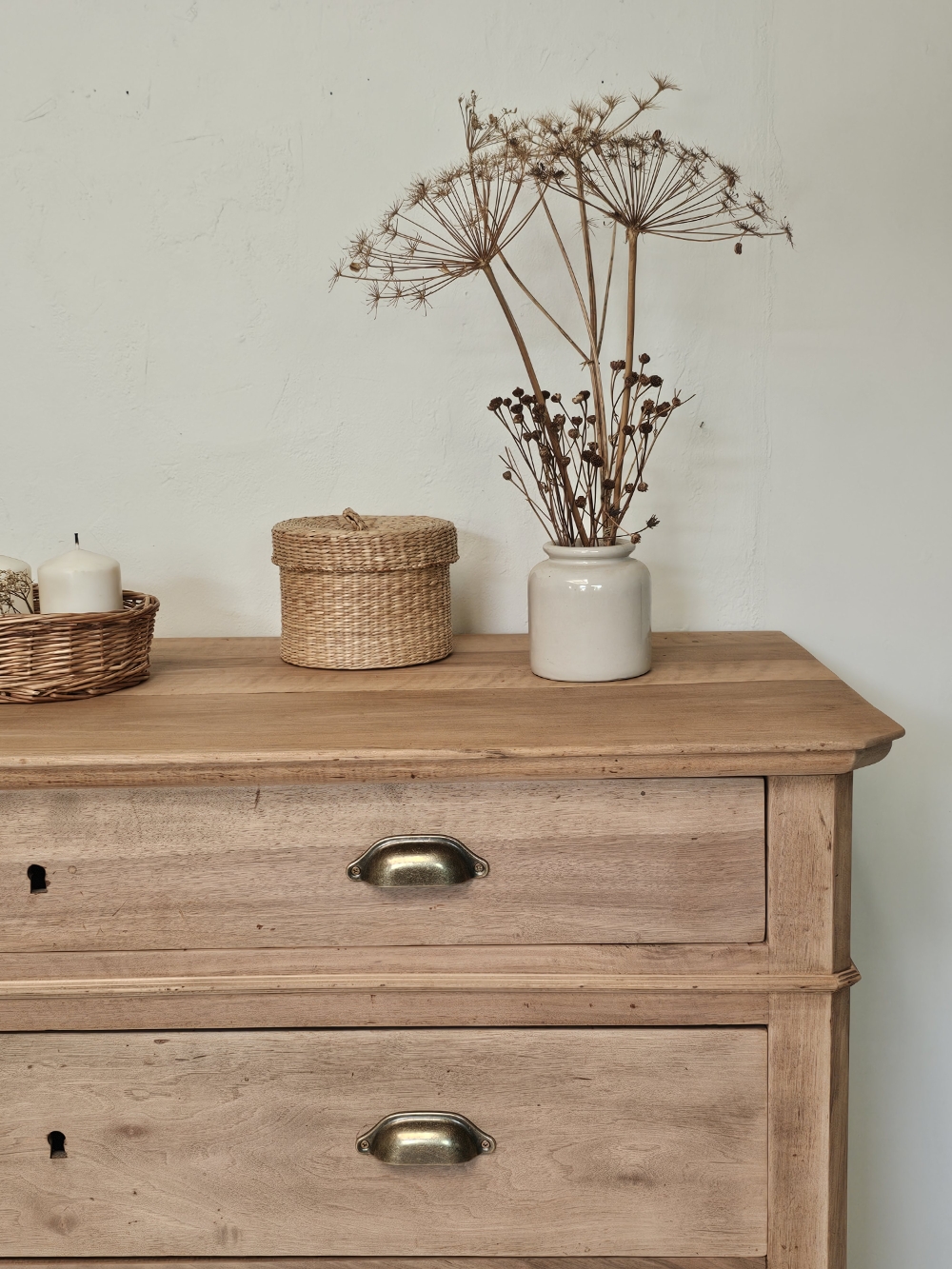 Commode ancienne en bois brut poncé avec 4 tiroirs à poignées coquille en laiton et détails sculptés.20260805_104147