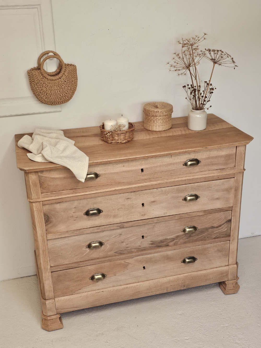 Commode ancienne en bois brut poncé avec 4 tiroirs à poignées coquille en laiton et détails sculptés.20260805_103956