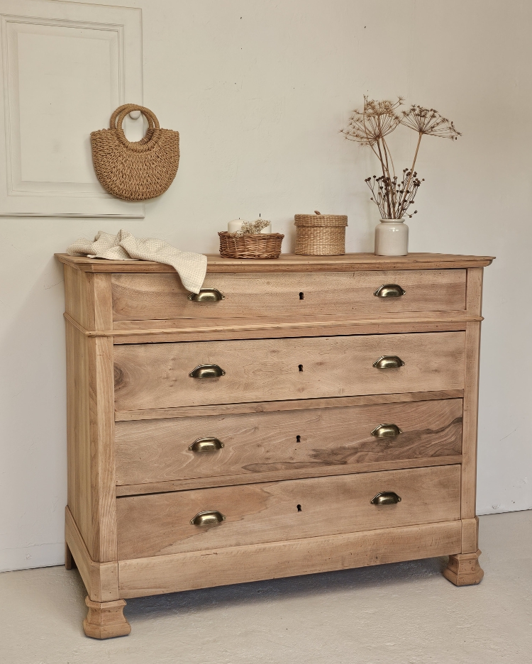 Commode ancienne en bois brut poncé avec 4 tiroirs à poignées coquille en laiton et détails sculptés.20260805_103936