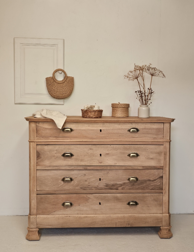 Commode ancienne en bois brut poncé avec 4 tiroirs à poignées coquille en laiton et détails sculptés.20260805_103834