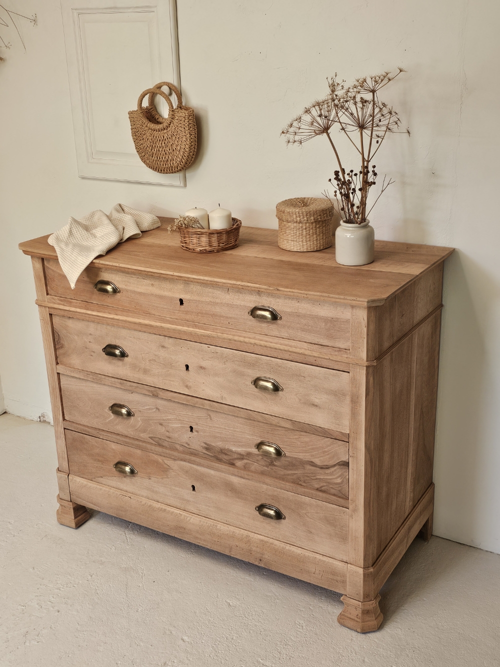 Commode ancienne en bois brut poncé avec 4 tiroirs à poignées coquille en laiton et détails sculptés.20260805_103909