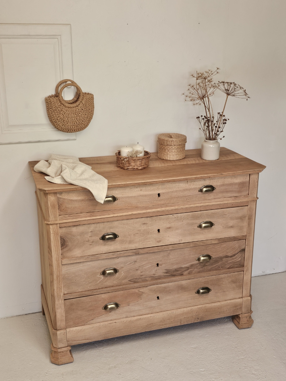 Commode ancienne en bois brut poncé avec 4 tiroirs à poignées coquille en laiton et détails sculptés.20260805_103855