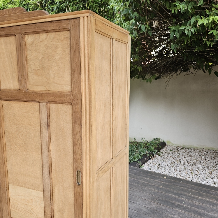 Armoire parisienne Art Déco en bois brut et portes coulissantes20260810_180356