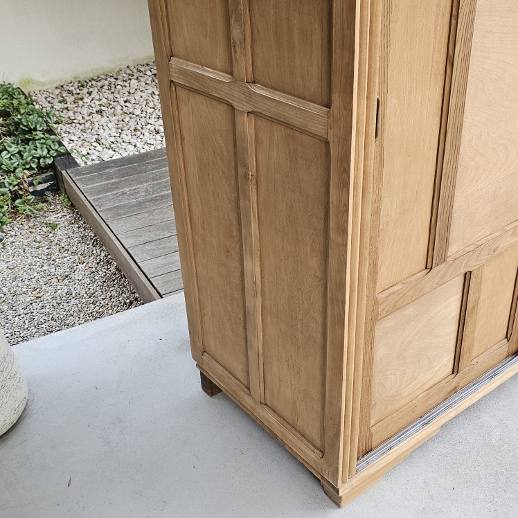 Armoire parisienne Art Déco en bois brut et portes coulissantes20260810_180325
