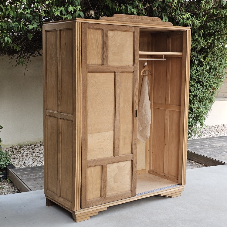 Armoire parisienne Art Déco en bois brut et portes coulissantes20260810_175726