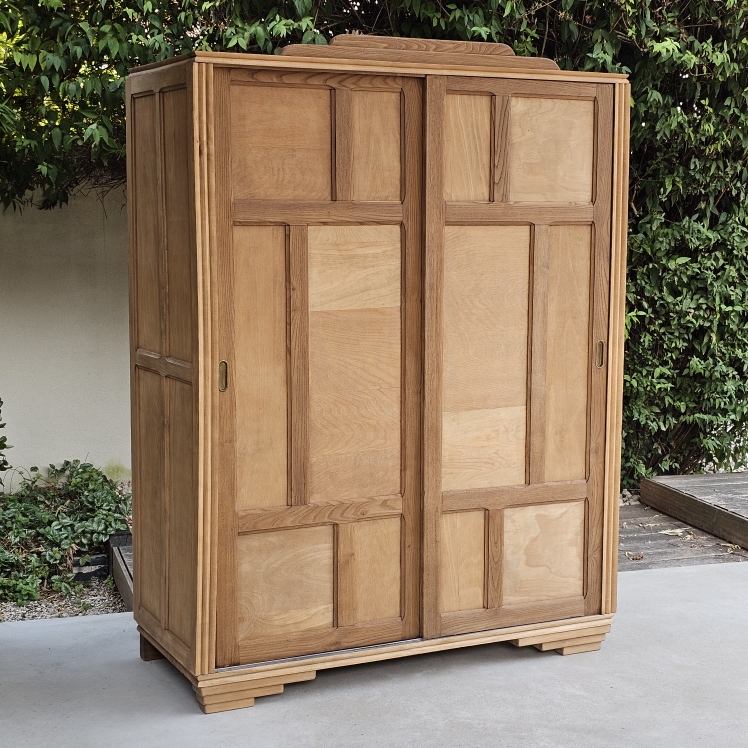 Armoire parisienne Art Déco en bois brut et portes coulissantes20260810_175347